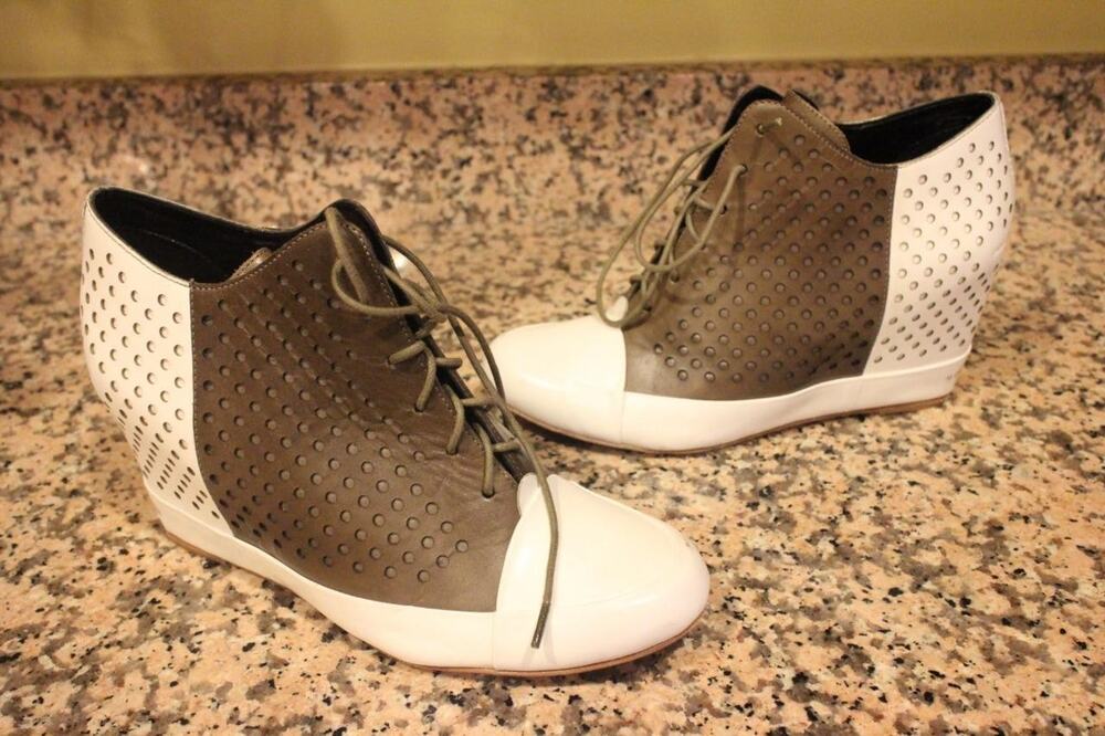 10 CROSBY DEREK LAM LACE UP PERFORATED TWO TONE BOOTS SIZE 10 (SH1000
